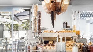 Breakfast, lunch and dinner served - Garden City Resort (Kalamata)