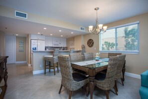 Dining - Remodeled Beautiful 3 BR Beachfront condo, gorgeous sunsets. (Marco Island)