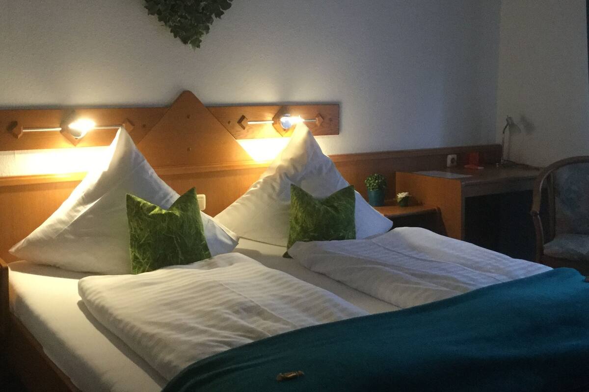 Doppelzimmer | Zimmersafe, schallisolierte Zimmer, Bügeleisen/Bügelbrett, Zustellbetten