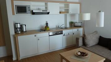 Tủ lạnh, lò vi sóng, dụng cụ pha cà phê/trà, ấm điện