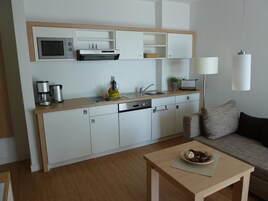 Kühlschrank, Mikrowelle, Wasserkocher mit Kaffee-/Teezubehör