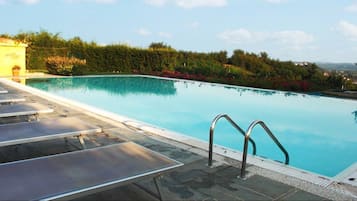 Piscine extérieure (ouverte en saison)