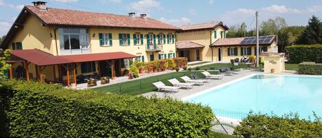 Een seizoensgebonden buitenzwembad