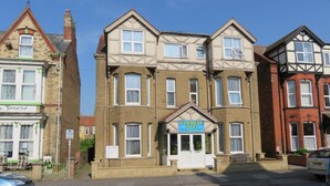 A traditional hotel with a symmetrical facade, multiple windows, and a prominent entrance. - Glencoe Hotel (Bridlington)