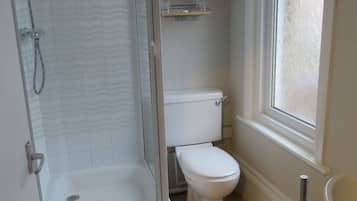Double Room, Private Bathroom | Bathroom | Shower, free toiletries, hair dryer, towels