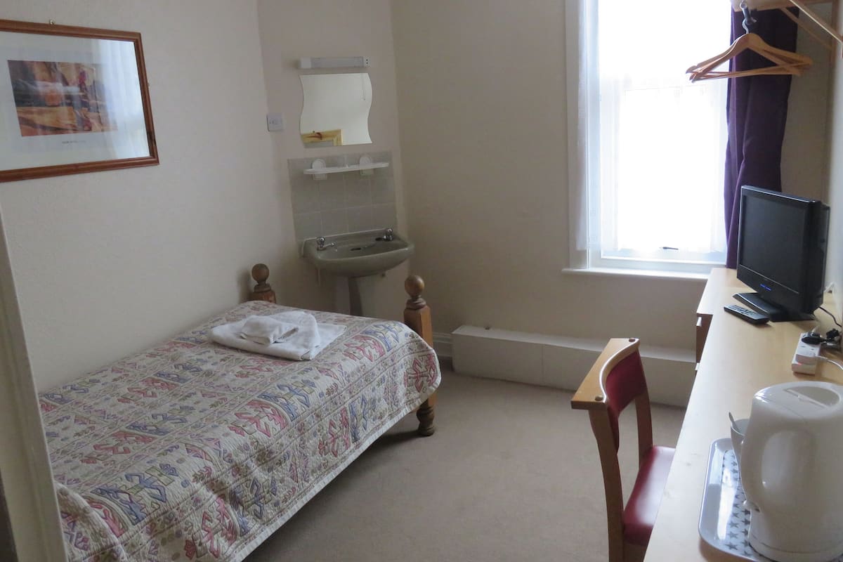 Single Room, Ensuite | Premium bedding, iron/ironing board, bed sheets