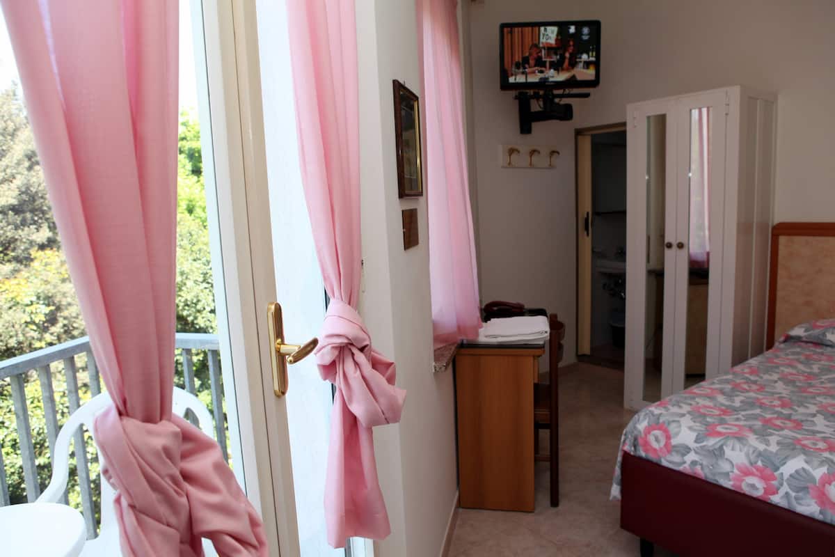 Single Room, Ensuite | In-room safe, soundproofing, cots/infant beds, WiFi