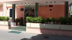A hotel entrance with a sign reading "HOTEL PARICI."