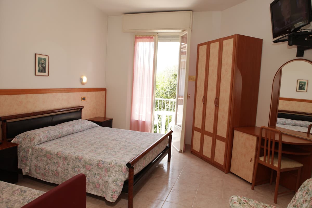 Triple Room, Ensuite | In-room safe, soundproofing, cots/infant beds, WiFi