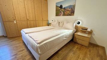 Economy-Doppelzimmer, 1 Doppelbett, Nichtraucher, Bergseite