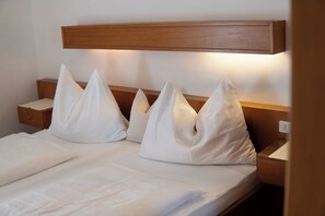 标准双人房, 1 张大床, 阳台, 城市景观 | 办公桌、遮光窗帘、免费 WiFi、床单