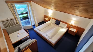 Doppia panoramica, 1 camera da letto, balcone, vista valle | 1 camera, una scrivania, tende oscuranti, Wi-Fi gratuito