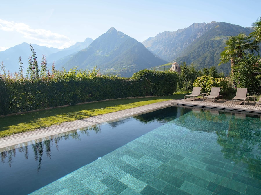 Een seizoensgebonden buitenzwembad, parasols voor strand/zwembad