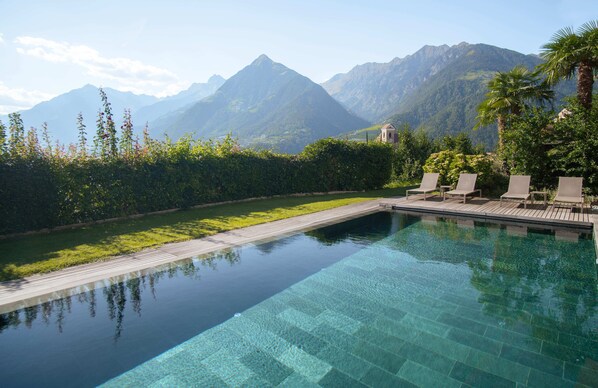 季节性开放的室外游泳池,06:00 至 21:00 开放,池畔遮阳伞,日光浴躺椅