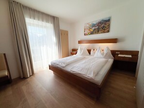 مكتب وستائر تعتيم وواي فاي مجانًا وملاءات أسرّة