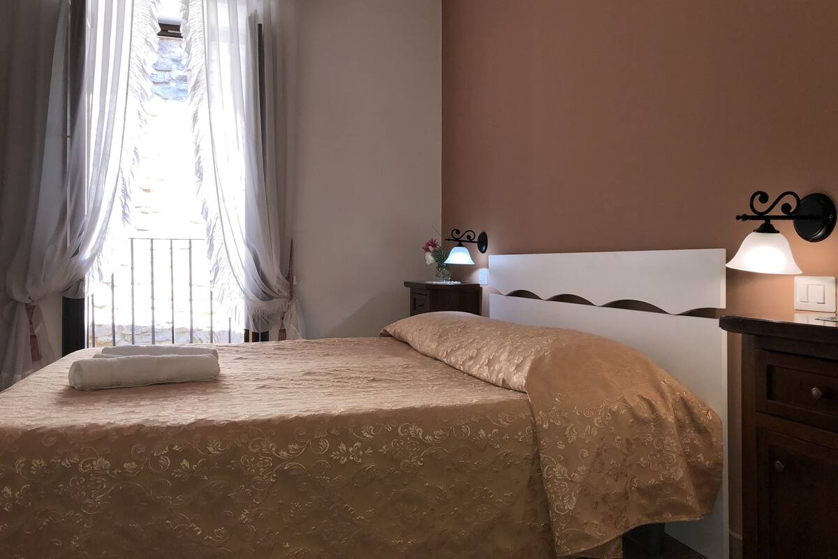 1 bedroom, premium bedding, desk, soundproofing