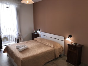 1 bedroom, premium bedding, desk, soundproofing