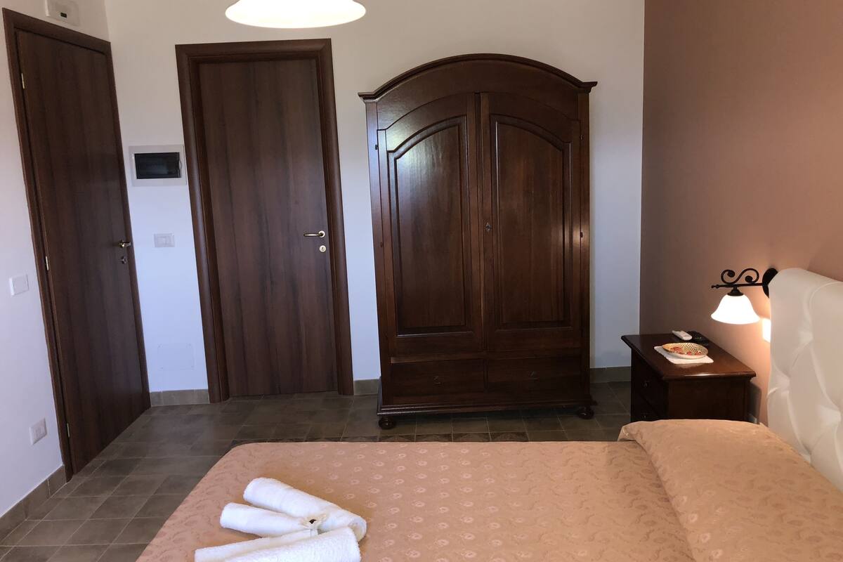 1 bedroom, premium bedding, desk, soundproofing