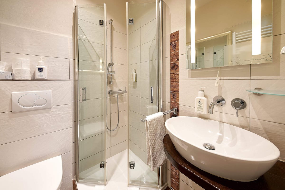 standard double room | minibar, in-room safe, bed sheets