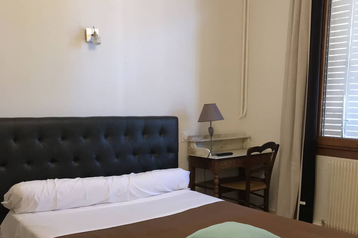 Double Room, 1 Double Bed, Non Smoking | Desk, blackout drapes, soundproofing, iron/ironing board