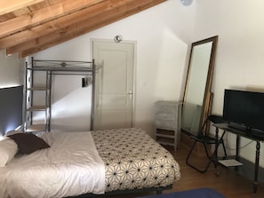 Desk, blackout curtains, soundproofing, iron/ironing board - La Ferme aux Biches (Commelle-Vernay)