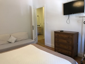 Desk, blackout curtains, soundproofing, iron/ironing board - La Ferme aux Biches (Commelle-Vernay)