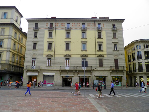 A multi-story building with Zara Home store on the ground floor. - Casa Faccioli B&B Wellness (Bologna)
