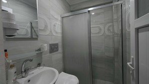 Dusche, kostenlose Toilettenartikel, Haartrockner, Hausschuhe