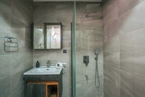 Shower, free toiletries, hair dryer, slippers - Mut Hotel (Fethiye)