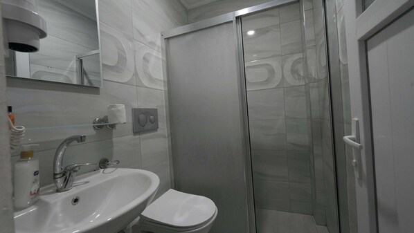 Dusche, kostenlose Toilettenartikel, Haartrockner, Hausschuhe