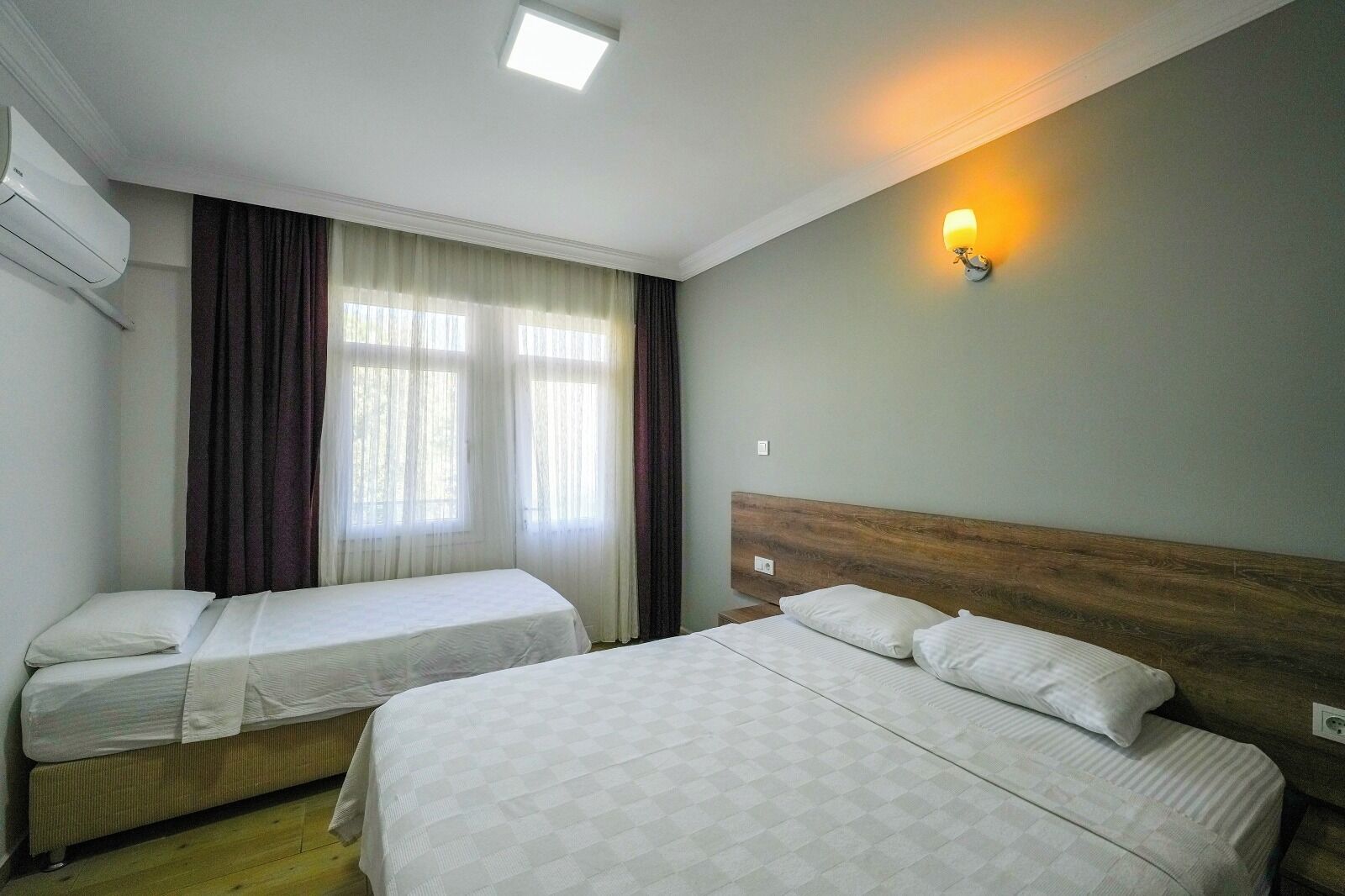 Classic Triple Room | Desk, laptop workspace, free WiFi