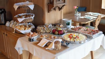 Sarapan prasmanan setiap hari (EUR 13.00 per orang)