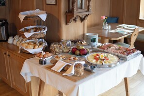Colazione a buffet, servita tutte le mattine (13.00 EUR a persona)