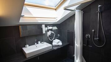 Panoramic Penthouse | Bathroom | Shower, hydromassage showerhead, free toiletries, hair dryer