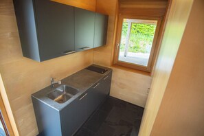 Appartamento Superior, terrazzo | Cucina privata | Frigorifero, piano cottura, lavastoviglie, macchina per tè/caffè