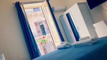 Chambre Double, balcon (private external bathroom)