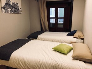 Verdunkelungsvorhänge, kostenlose Babybetten, Zustellbetten