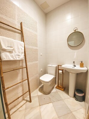 Regendusche, kostenlose Toilettenartikel, Haartrockner, Handtücher