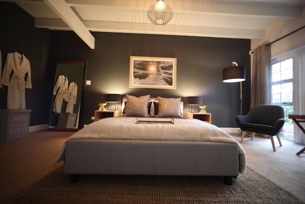 Departamento Deluxe, 1 cama King size | 1 habitación, ropa de cama de alta calidad y camas con efecto memoria 