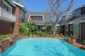 Outdoor pool, pool umbrellas, sun loungers - Plattekloof Views - Adults Only (Cape Town)