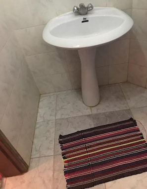 Quarto casal | Banheiro | Chuveiro, chuveiro com efeito de chuva, produtos de toalete grátis