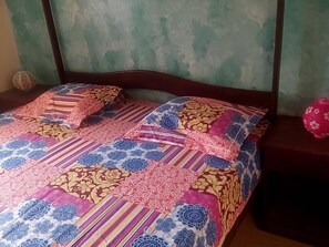 Frigobar, individualmente mobiliados, escrivaninha, cortinas blackout