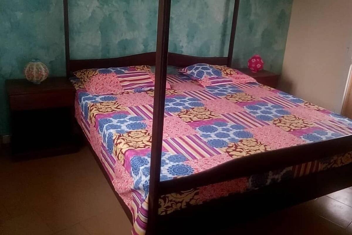 Frigobar, individualmente mobiliados, escrivaninha, cortinas blackout