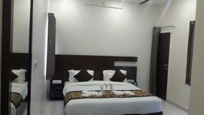 1 bedroom, premium bedding, desk, rollaway beds