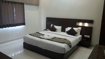 1 bedroom, premium bedding, desk, rollaway beds