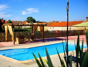 Una piscina al aire libre de temporada