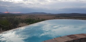 屋外プール、インフィニティプール、カバナ (無料)、サンラウンジャー