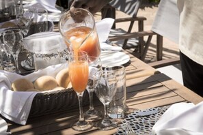 朝食 (フル ブレックファスト)、毎日提供 (無料)