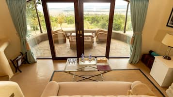 Luxury-Doppelzimmer, Terrasse, Talblick | Kostenlose Minibar, Zimmersafe, kostenloses WLAN, Bettwäsche