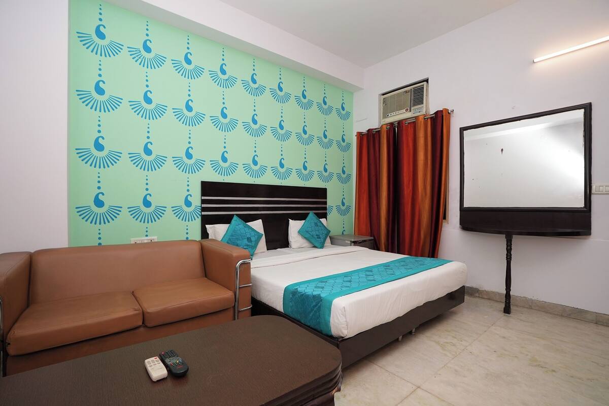 Deluxe Room | Desk, iron/ironing board (on request), WiFi (free), bed sheets